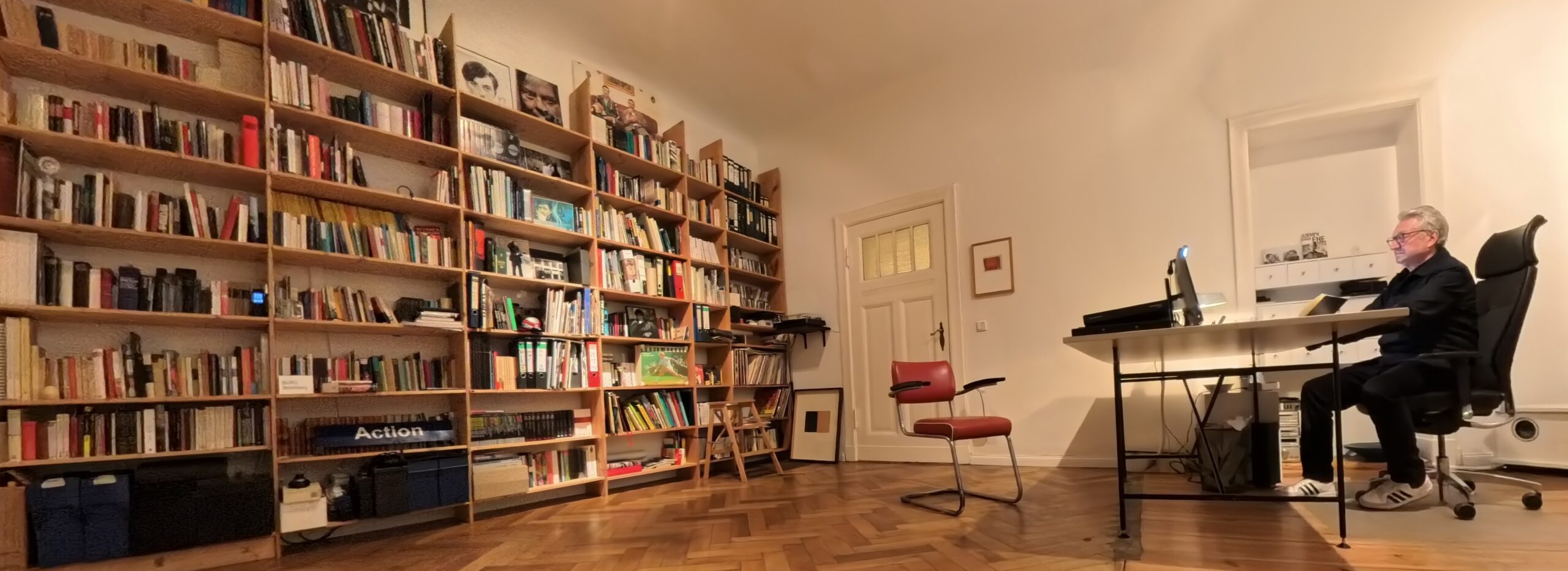 Tom Stromberg sitzt in seinem Büro